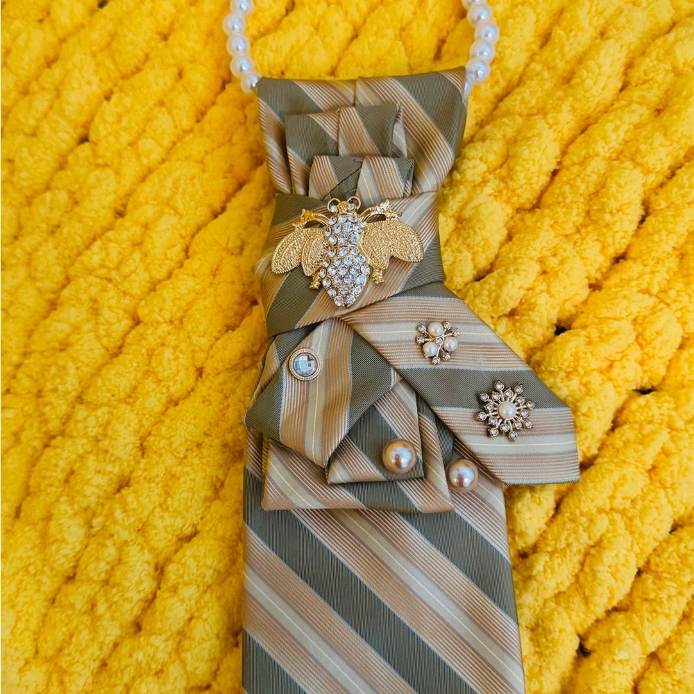 Olive Green & Gold Striped Women’s Tie Necklace with Gold Bee Brooch and Pearls